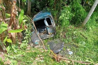 Menghindari Lubang di Jalan, Mobil Ini Malah Terjun ke Parit - JPNN.com Jogja