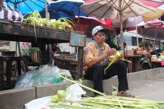 Di Ujung Ramadan, Penjual Ketupat Banjir Untung, Omzet Jutaan Rupiah - JPNN.com Jateng