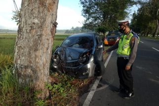 Polisi Pun Bisa Mengantuk dan Lelah Saat Berkendara, Mobilnya Tabrak Pohon hingga Ringsek - JPNN.com Jogja