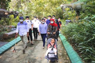 Gubernur Khofifah Isi Libur Lebaran Bareng Cucunya di Jatim Park 3, Kenalkan Dinosaurus - JPNN.com Jatim