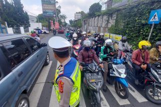Tak Kuat Menanjak, Puluhan Kendaraan Mogok di Jalur Alternatif Punclut, Lembang - JPNN.com Jabar