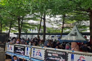Lihat, Wisatawan Antre di Taman Alun-alun Bandung yang Tutup - JPNN.com Jabar