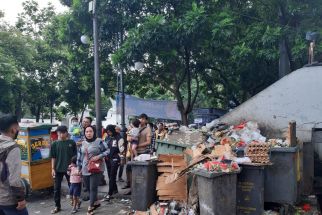 Taman Alun-alun Bandung Jadi Lautan Sampah Akibat Perilaku Pengunjung Kampungan - JPNN.com Jabar
