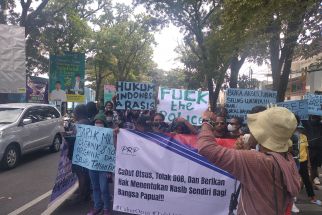 Mahasiswa Papua Gelar Demo Tolak Otsus di Depan Stadion Gajayana Malang - JPNN.com Jatim