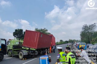 Berita Terkini Kemacetan di Flyover Jatingaleh Semarang, Lihat Truk Kontainer Ini - JPNN.com Jateng