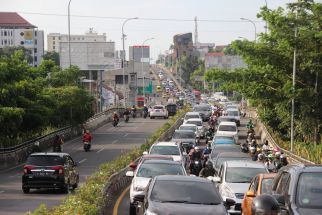 Truk Kontainer Terguling di Tol Dalam Kota, Jalan Raya Semarang-Ungaran Macet Parah  - JPNN.com Jateng
