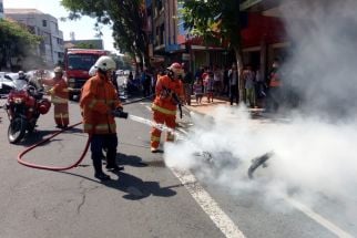 Motor di Pinggir Jalan Gemblongan Surabaya Dilalap Api, Hangus Tinggal Rangka - JPNN.com Jatim