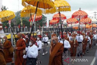 Ribuan Buddhis Mengarak Api Dharma & Air Berkah dari Candi Mendut ke Borobudur, Lihat - JPNN.com Jateng
