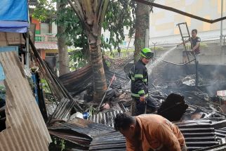 Gegara Bakar Sampah Sembarangan, Gudang Rongsokan di Depok Hangus Terbakar - JPNN.com Jabar