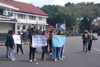 Para Pemuda Maluku Berdiri di Alun-alun Tugu Malang, yang Disampaikan Bikin Sedih - JPNN.com Jatim