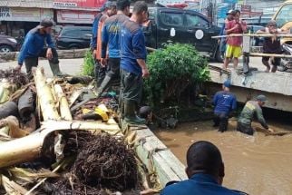 10 Personel Satgas Diturunkan Dinas PUPR Untuk Menangani Banjir di Simpang Mampang Depok - JPNN.com Jabar