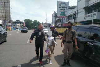 Tiga Anak di Bawah Umur Mengemis di Jalanan, Satpol PP: Seharusnya Mereka Sekolah - JPNN.com Sumbar