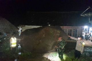 Bongkahan Batu Menimpa Rumah Warga di Situbondo, Konon Besarnya Menyerupai Mobil Pikap - JPNN.com Jatim