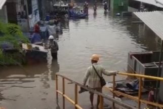 Pengakuan Pekerja yang Terjebak Banjir Rob Semarang: Kayak Tsunami! - JPNN.com Jateng
