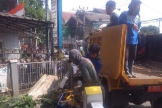 Belasan Satgas DPUPR Dikerahkan Untuk Bersihkan Tumpukan Sampah di Kali Cabang Barat - JPNN.com Jabar