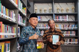 Pojok Literasi, Ruangan Baru Dinas Pendidikan Jatim Berisi Ribuan Karya Tulis Guru - JPNN.com Jatim