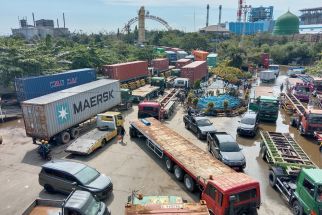 Seusai Rob Surut, Truk Mengular di Pelabuhan Tanjung Emas Semarang - JPNN.com Jateng