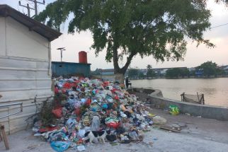 Simak DLHK Kota Depok, Warga Mengeluh Tumpukan Sampah di Sekitar Situ Rawa Besar - JPNN.com Jabar