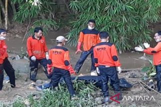 Niat Ambil Helm, Sugik Malah Terpeleset Lalu Tercebur ke Sungai, Kondisinya Nahas - JPNN.com Jatim