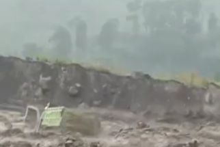 Viral, Truk Pasir di Lumajang Terseret Banjir Lahar Hujan Gunung Semeru - JPNN.com Jatim