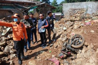 Tim Jabar Quick Response Berikan Bantuan Kepada Korban Longsor Cijeruk Bogor - JPNN.com Jabar