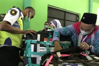 Petugas Temukan Barang Nyeleneh Dalam Tas Tenteng Calon Haji Ini, Ha Ha Ha - JPNN.com Jatim