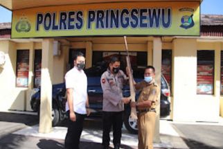Lihat Tuh Senpi Rakitan Milik Warga Diserahkan ke Polres Pringsewu - JPNN.com Lampung