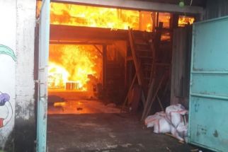 Toko di Jalan Kyai Tambak Deres Terbakar, Api Membumbung Sampai ke Atap - JPNN.com Jatim