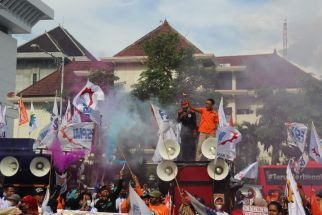 Ribuan Buruh Demo di Depan Kantor Gubernur Jateng, Ini Tuntutannya - JPNN.com Jateng