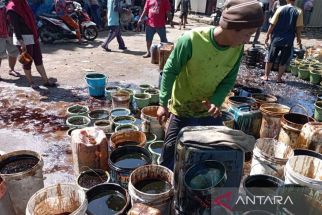 Bau Menyengat Tercium di Sungai Cilacap, Tanker Berisi Minyak Diduga Tumpah - JPNN.com Jateng