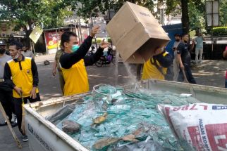 Warga Gotong Royong Membersihkan Ruko yang Terbakar di Babarsari - JPNN.com Jogja