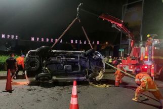 Pengemudi Mabuk, Kijang Innova Tabrak Pembatas Jalan di Unesa, Mobil Terbalik - JPNN.com Jatim