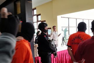 Empat Tersangka Kericuhan Babarsari Dikawal Anggota Brimob Bersenjata Lengkap - JPNN.com Jogja