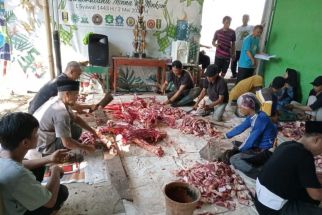 PR Muhammadiyah Cipayung Distribukan 350 Paket Daging Kurban untuk Masyarakat - JPNN.com Jabar