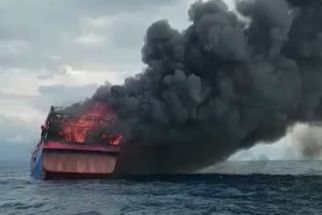 KM LPI Terbakar Hebat di Perairan Paiton, Api Membumbung Tinggi, Nasib ABK Begini - JPNN.com Jatim