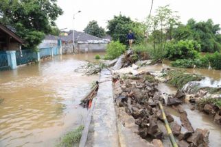 Tanggul Kali Angke yang Jebol Diperbaiki Sementara - JPNN.com Banten