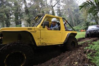 Begini Cara Ganjar Memacu Adrenalin, Offroad di Hutan Lereng Gunung Slamet - JPNN.com Jateng