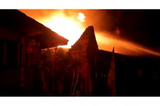 Gudang Rongsokan di Siwalankerto Terbakar Hebat, Sempat Ada Ledakan - JPNN.com Jatim
