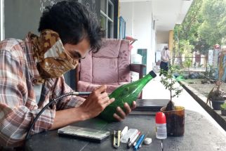 Sentuhan Tangan Si Tukang Ukir, Botol Kaca Bekas Jadi Cuan  - JPNN.com Sumbar