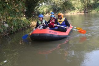 Jaga Pasokan Air Baku Perumda Tirta Pakuan Bebersih Sungai Cisadane - JPNN.com Jabar