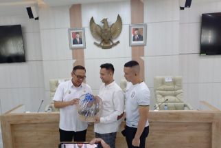 Kenalkan Oleh-oleh Khas Kabupaten Bogor, Iwan Setiawan Berikan Dodol Tenjo Kepada Raffi Ahmad - JPNN.com Jabar