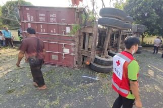 Truk Kontainer Terguling di Jalan Lingkar Salatiga, Lalu Menimpa Pengendara Motor, 2 Orang Tewas - JPNN.com Jateng