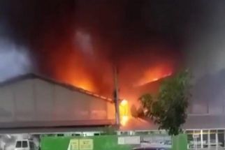 Kronologi Pabrik Pupuk di Mranggen Terbakar Hebat, Damkar Masih Berjibaku Padamkan Api - JPNN.com Jateng