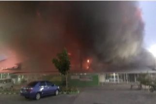Kebakaran Pabrik di Mranggen, Api Belum Padam Sepenuhnya, Polisi Pastikan Tak Ada Korban Jiwa - JPNN.com Jateng
