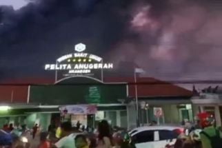 Pasien Rumah Sakit Pelita Anugerah Berhamburan saat Kebakaran Pabrik di Mranggen - JPNN.com Jateng