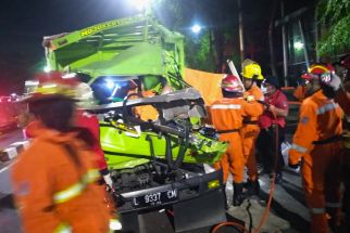 Brak! Ilyas Tabrak Truk di Pinggir Jalan Kapas Krampung, Kondisinya Ya Ampun - JPNN.com Jatim