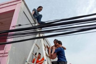 Nyawa Warga Tangerang Nyaris Melayang di Atap Rumah - JPNN.com Banten