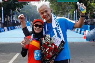 Momen Bucin Ganjar Pranowo Bersama Istri di Pocari Sweat Run 2022, Para Jomlo Pasti Iri - JPNN.com Jabar