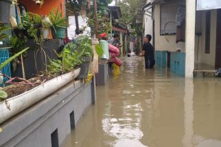 Gegara Tumpukan Sampah di Kali Licin, 3 RW di Mampang Depok Terendam Banjir - JPNN.com Jabar