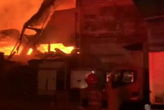 Malam-Malam, Kobaran Api Membumihanguskan Sebuah Pabrik di Kalideres, Lihat - JPNN.com Jakarta